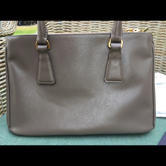Saffiano Prada double zipper tote. - Picture 7 of 7